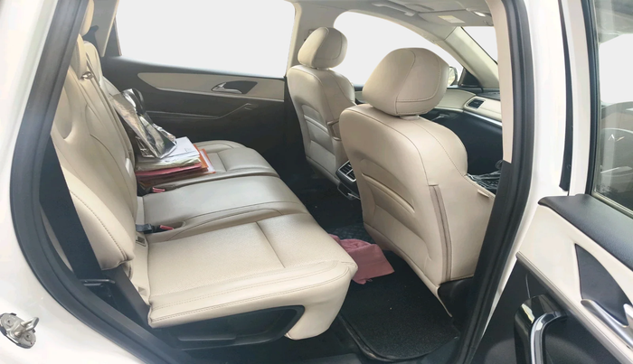 2022 Mahindra XUV700 AX 7 LUXURY D AT 7 STR, Diesel, Automatic, 76,167 km, interior