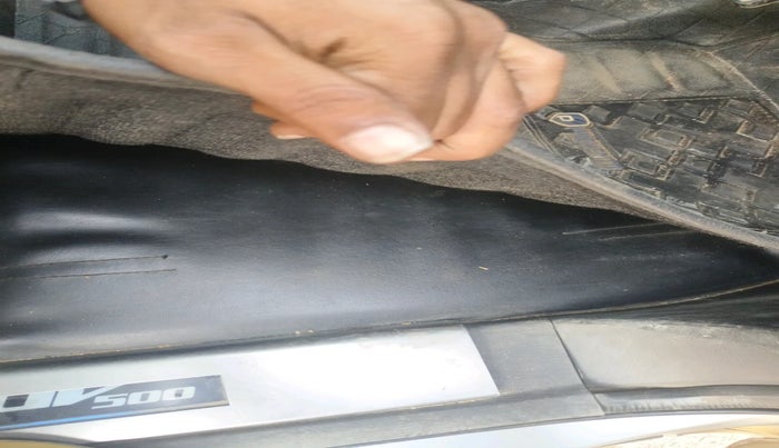 2013 Mahindra XUV500 W8, Diesel, Manual, 2,99,878 km, interior