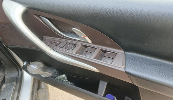 2013 Mahindra XUV500 W8, Diesel, Manual, 2,99,878 km, interior