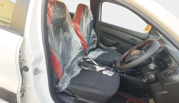 2025 Renault Kwid RXT 1.0, Petrol, Manual, 372 km, interior