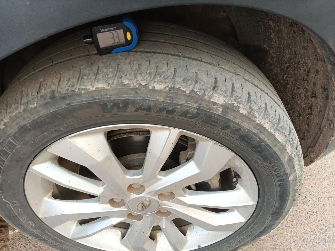 2021 Mahindra XUV300 W8 1.2 PETROL, Petrol, Manual, 69,477 km, tyre