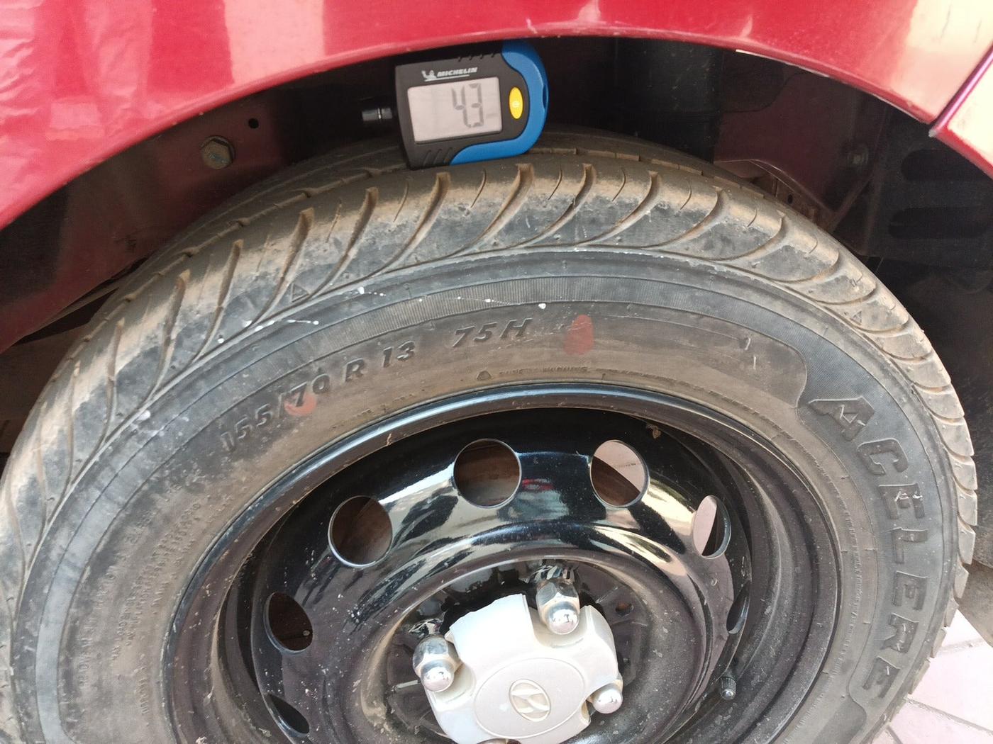 2017 Hyundai Eon ERA +, Petrol, Manual, 28,690 km, tyre