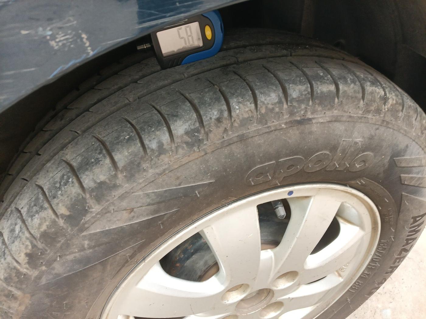 2011 Maruti Ritz ZXI, Petrol, Manual, 2,95,833 km, tyre