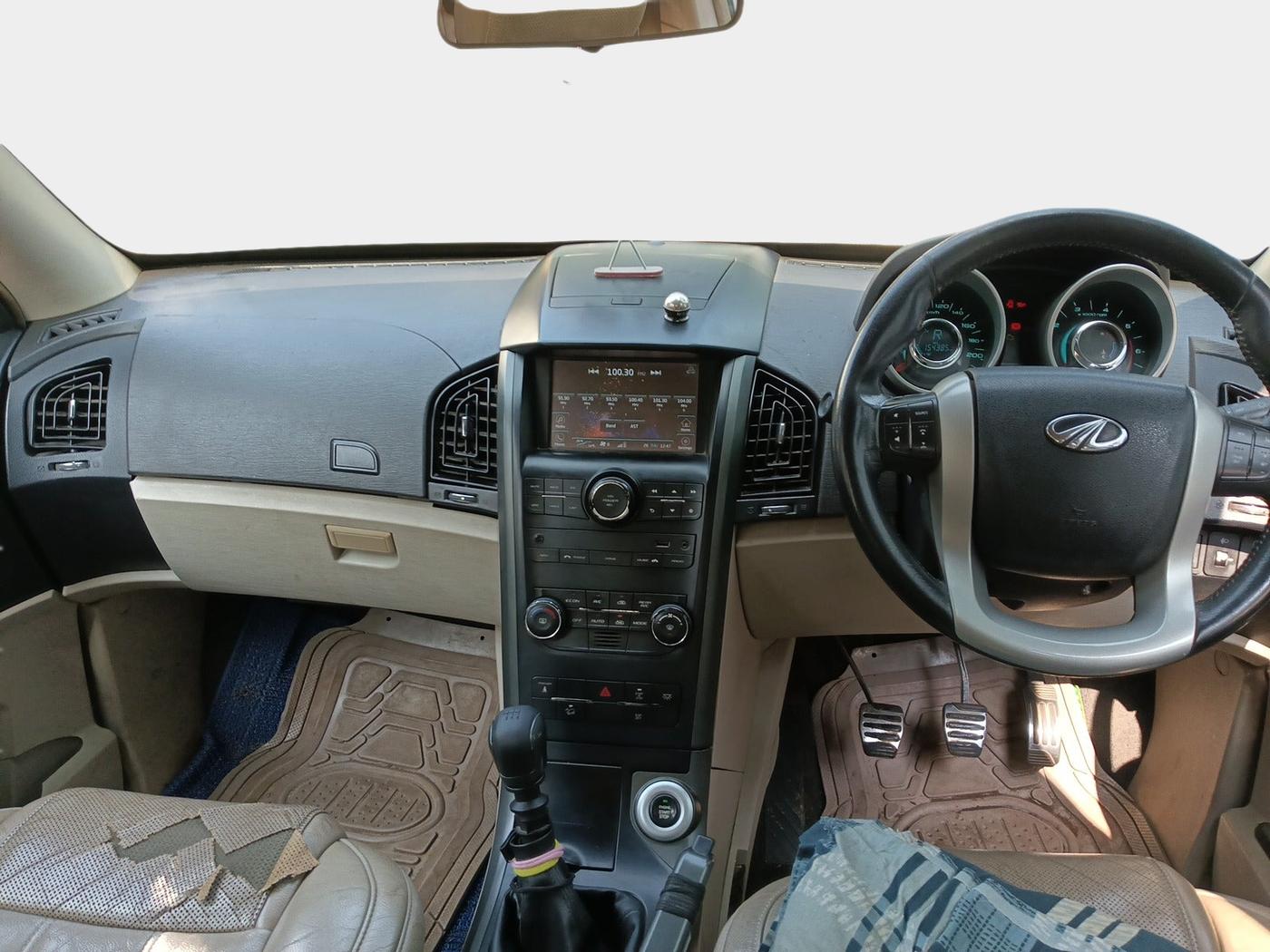 2015 Mahindra XUV500 W10, Diesel, Manual, 1,54,390 km, interior
