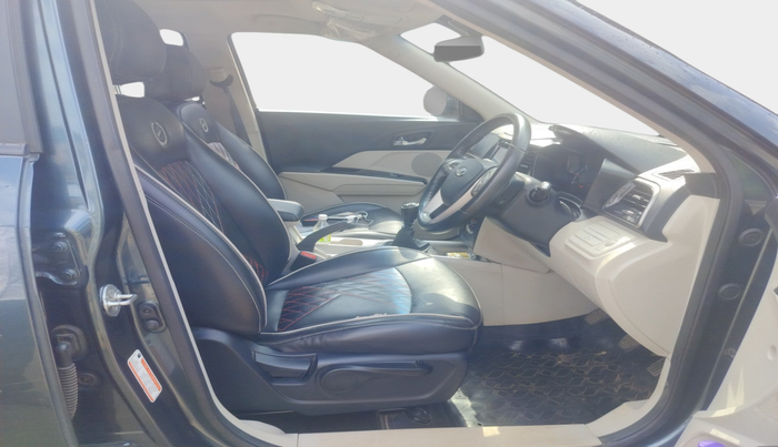 2022 Mahindra XUV300 W8 1.5 DIESEL, Diesel, Manual, 1,03,299 km, interior