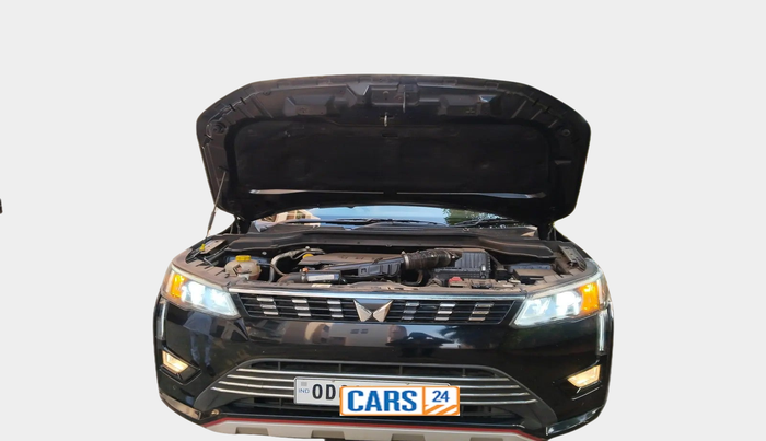 2024 Mahindra XUV300 W8 (O) 1.2 PETROL AMT, Petrol, Automatic, 22,104 km, exterior