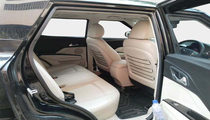 2024 Mahindra XUV300 W8 (O) 1.2 PETROL AMT, Petrol, Automatic, 22,104 km, interior