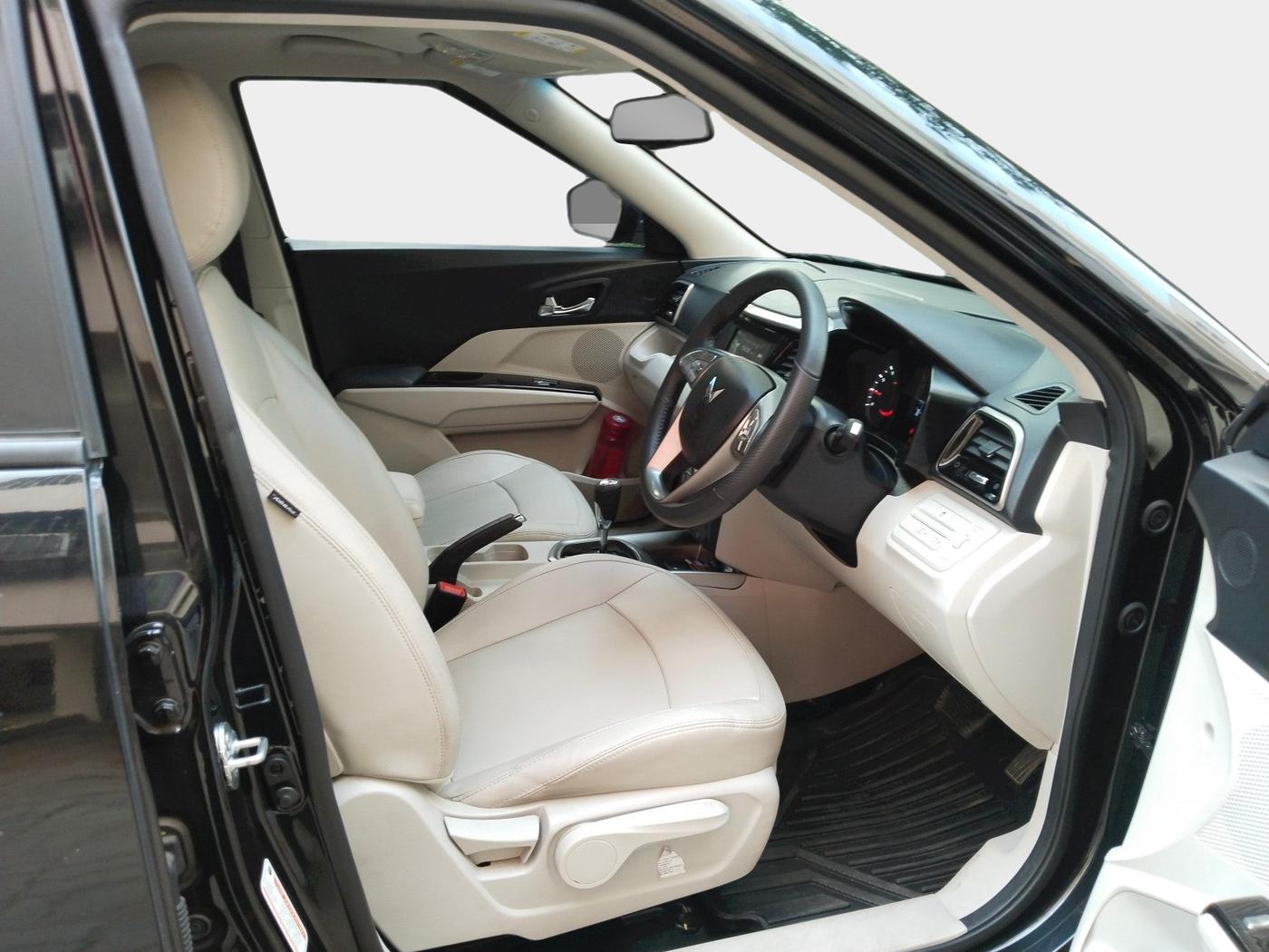 2024 Mahindra XUV300 W8 (O) 1.2 PETROL AMT, Petrol, Automatic, 22,104 km, interior