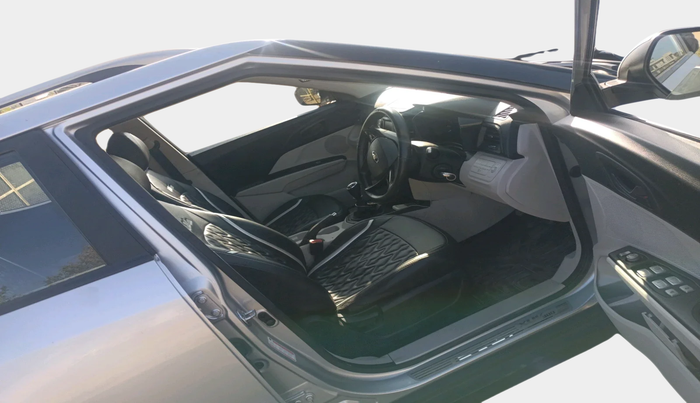 2022 Mahindra XUV300 W4 1.2 PETROL, Petrol, Manual, 32,557 km, interior