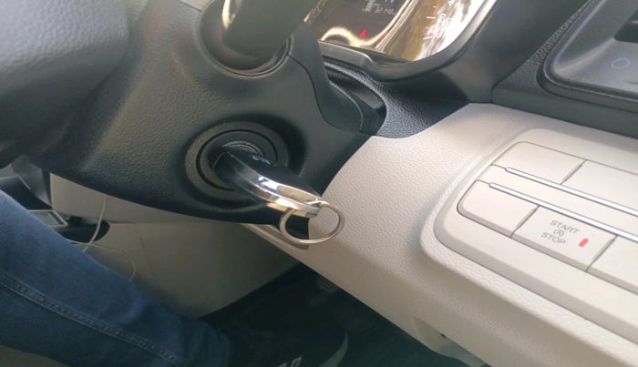 2022 Mahindra XUV300 W4 1.2 PETROL, Petrol, Manual, 32,557 km, interior