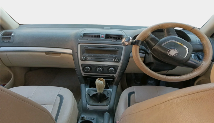 2011 Skoda Laura AMBIENTE 2.0 TDI CR MT, Diesel, Manual, 1,06,125 km, interior