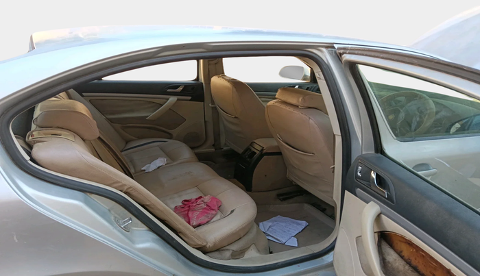 2011 Skoda Laura AMBIENTE 2.0 TDI CR MT, Diesel, Manual, 1,06,125 km, interior