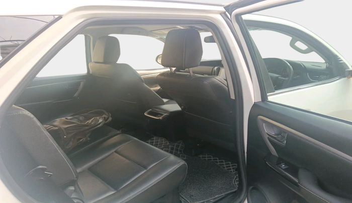 2023 Toyota Fortuner 4X2 AT 2.8 DIESEL, Diesel, Automatic, 25,266 km, interior
