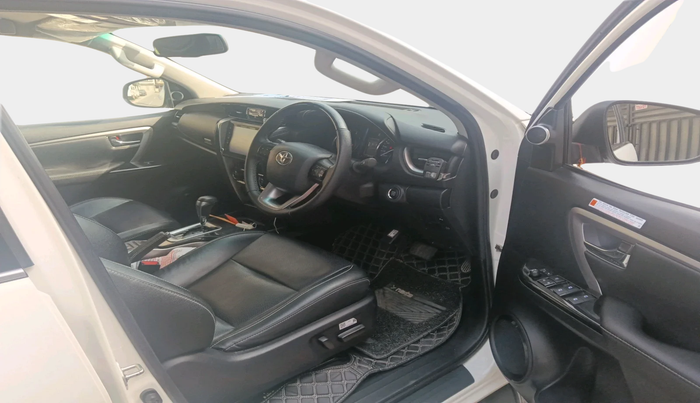 2023 Toyota Fortuner 4X2 AT 2.8 DIESEL, Diesel, Automatic, 25,266 km, interior