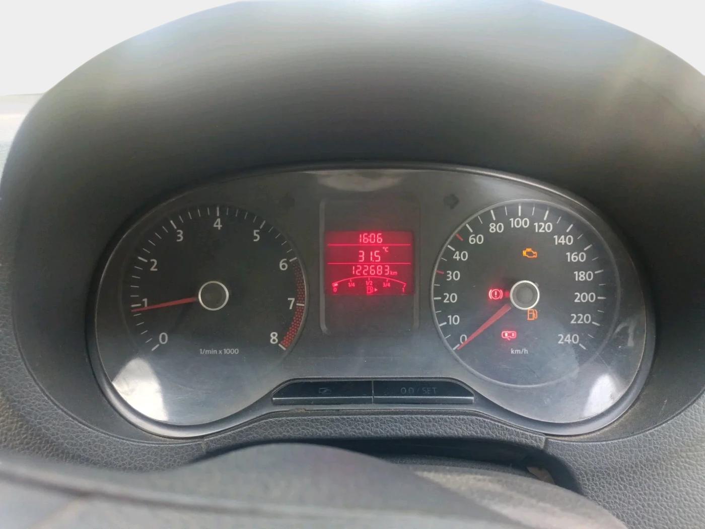 2011 Volkswagen Polo COMFORTLINE 1.2L PETROL, Petrol, Manual, 1,22,800 km, interior