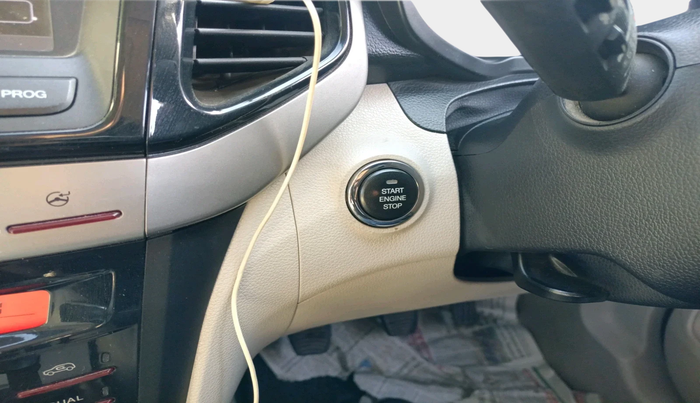 2019 Mahindra XUV300 W8 (O) 1.5 DIESEL, Diesel, Manual, 1,14,847 km, interior