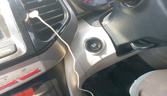 2021 Mahindra XUV300 W8 1.2 PETROL, Petrol, Manual, 51,437 km, interior