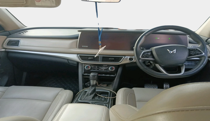 2023 Mahindra XUV700 AX 7 LUXURY D AT 7 STR, Diesel, Automatic, 1,04,251 km, interior