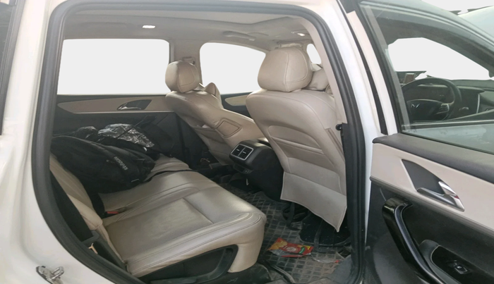 2023 Mahindra XUV700 AX 7 LUXURY D AT 7 STR, Diesel, Automatic, 1,04,251 km, interior