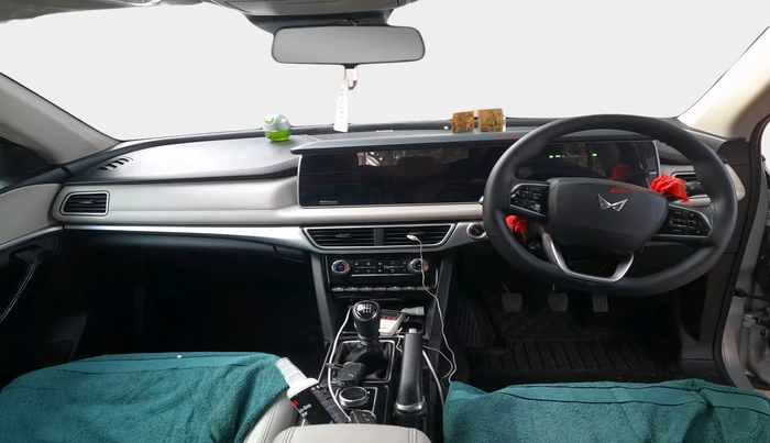 2023 Mahindra XUV700 AX 7 P MT 7 STR, Petrol, Manual, 17,379 km, interior