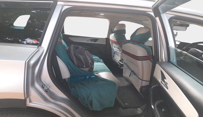 2023 Mahindra XUV700 AX 7 P MT 7 STR, Petrol, Manual, 17,379 km, interior