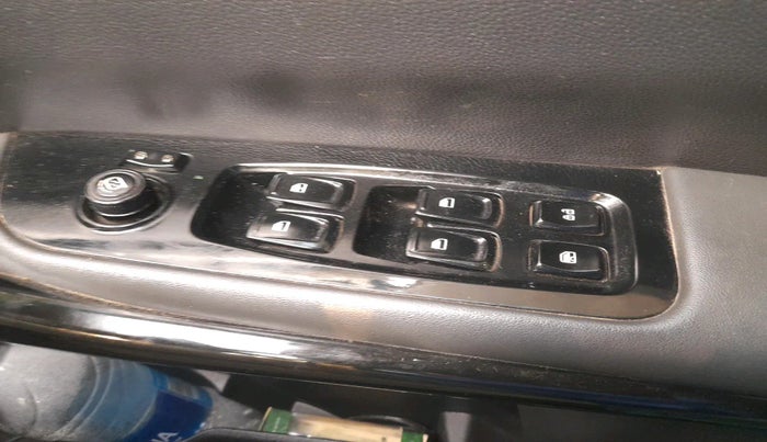 2023 Mahindra XUV700 AX 7 P MT 7 STR, Petrol, Manual, 17,379 km, interior