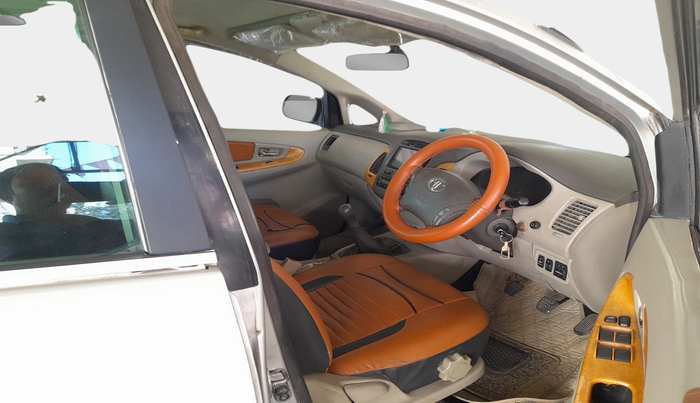 2011 Toyota Innova V 2.5 8 STR, Diesel, Manual, 1,24,290 km, interior