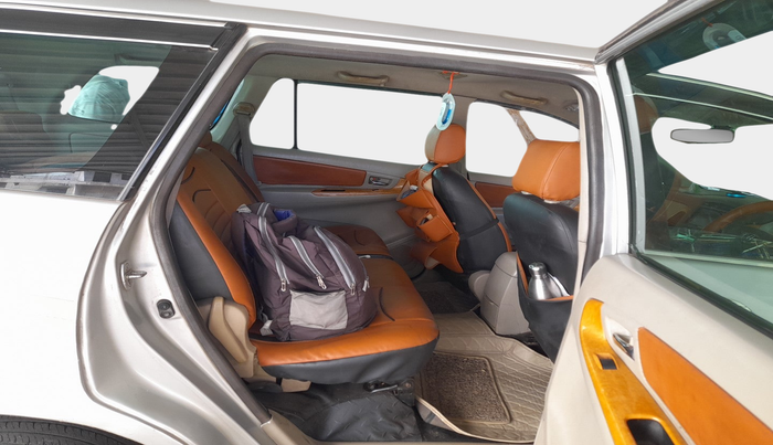 2011 Toyota Innova V 2.5 8 STR, Diesel, Manual, 1,24,290 km, interior