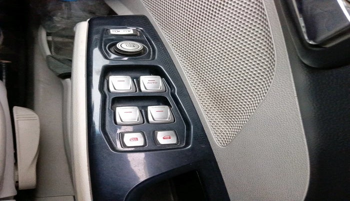 2019 Mahindra XUV300 W8 (O) 1.5 DIESEL, Diesel, Manual, 1,26,606 km, interior