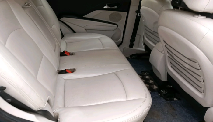 2019 Mahindra XUV300 W8 (O) 1.5 DIESEL, Diesel, Manual, 1,26,606 km, interior