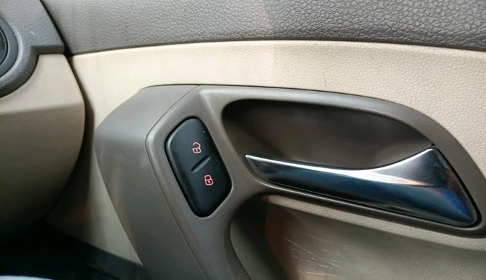 2011 Volkswagen Vento TRENDLINE 1.6, Petrol, Manual, 1,20,208 km, interior