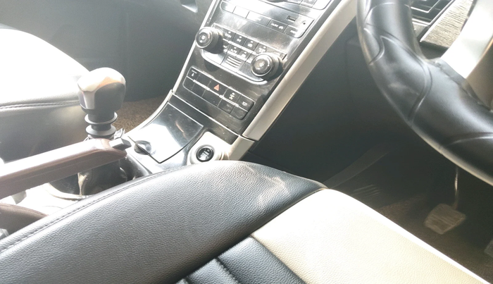 2018 Mahindra XUV500 W7, Diesel, Manual, 1,69,486 km, interior