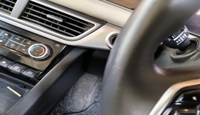 2022 Mahindra XUV700 AX 7 LUXURY D AT 7 STR, Diesel, Automatic, 54,475 km, interior