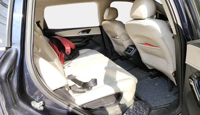 2022 Mahindra XUV700 AX 7 LUXURY D AT 7 STR, Diesel, Automatic, 54,475 km, interior