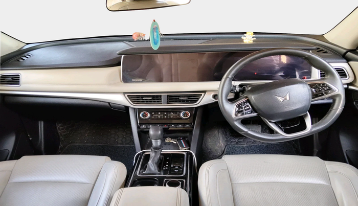 2022 Mahindra XUV700 AX 7 LUXURY D AT 7 STR, Diesel, Automatic, 54,475 km, interior