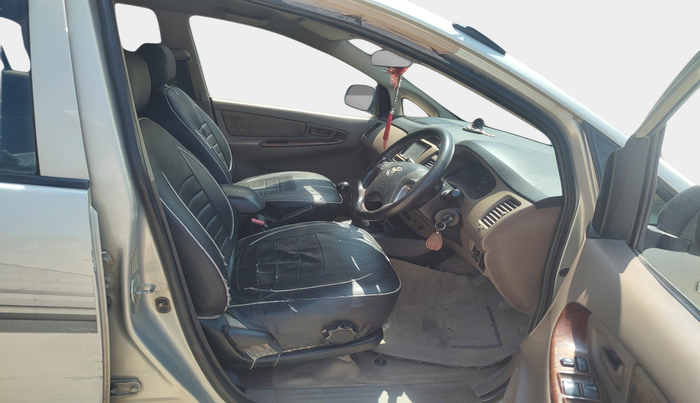 2015 Toyota Innova 2.5 GX 8 STR, Diesel, Manual, 1,92,582 km, interior