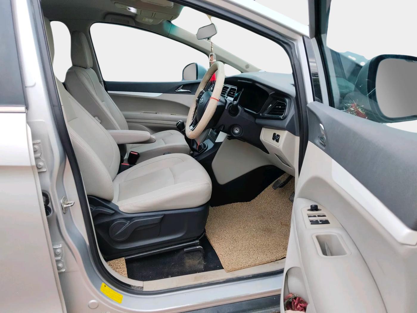 2018 Mahindra MARAZZO M8 7 STR, Diesel, Manual, 1,05,832 km, interior