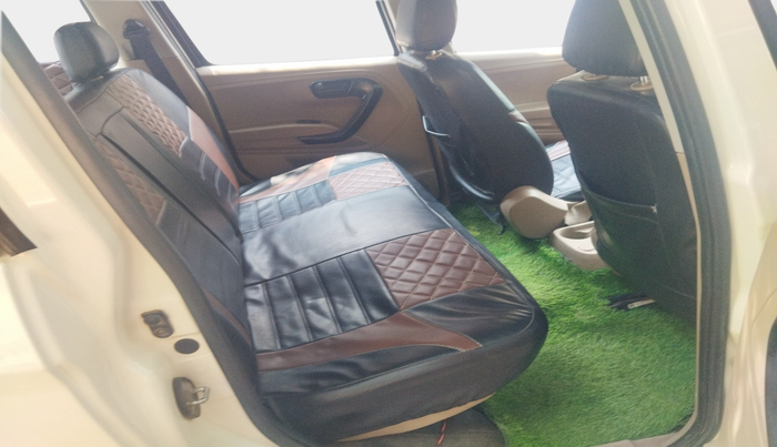 2018 Mahindra TUV300 T6 PLUS, Diesel, Manual, 80,916 km, interior