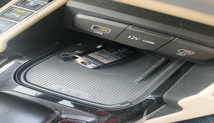 2022 KIA CARENS LUXURY PLUS 1.5 DIESEL AT 6 STR, Diesel, Automatic, 35,368 km, interior