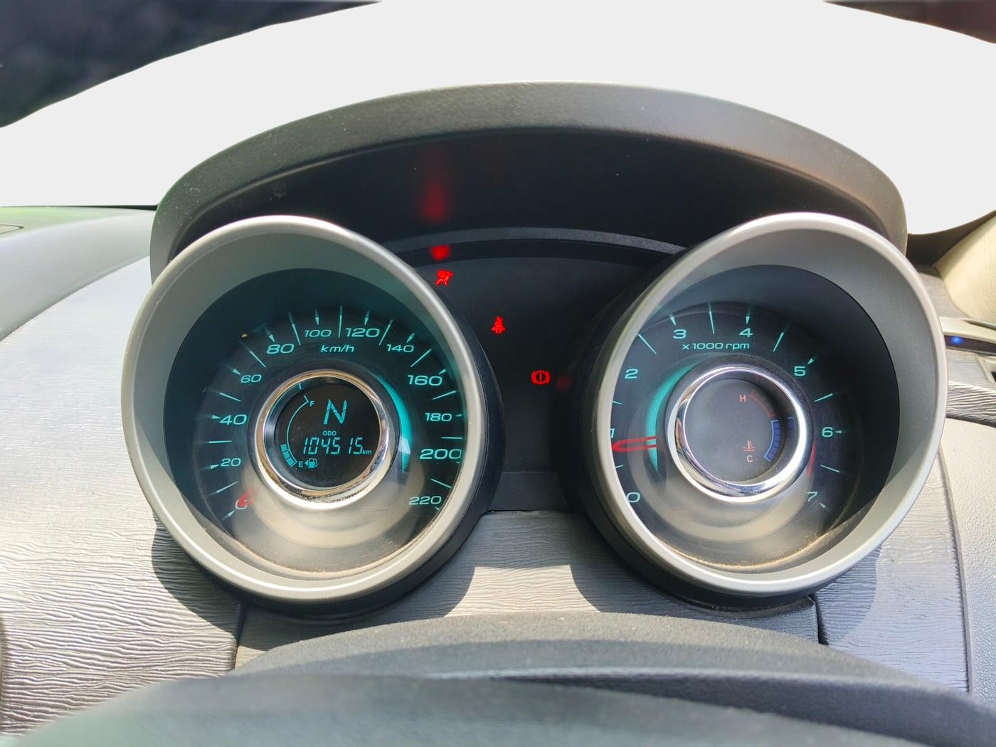 2015 Mahindra XUV500 W10, Diesel, Manual, 1,05,555 km, interior