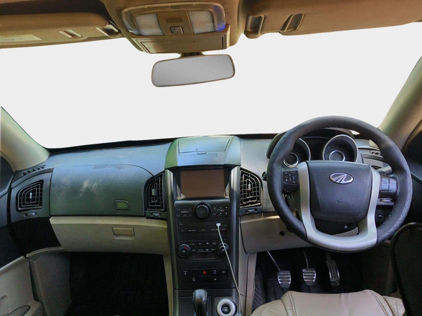 2015 Mahindra XUV500 W10, Diesel, Manual, 1,05,555 km, interior