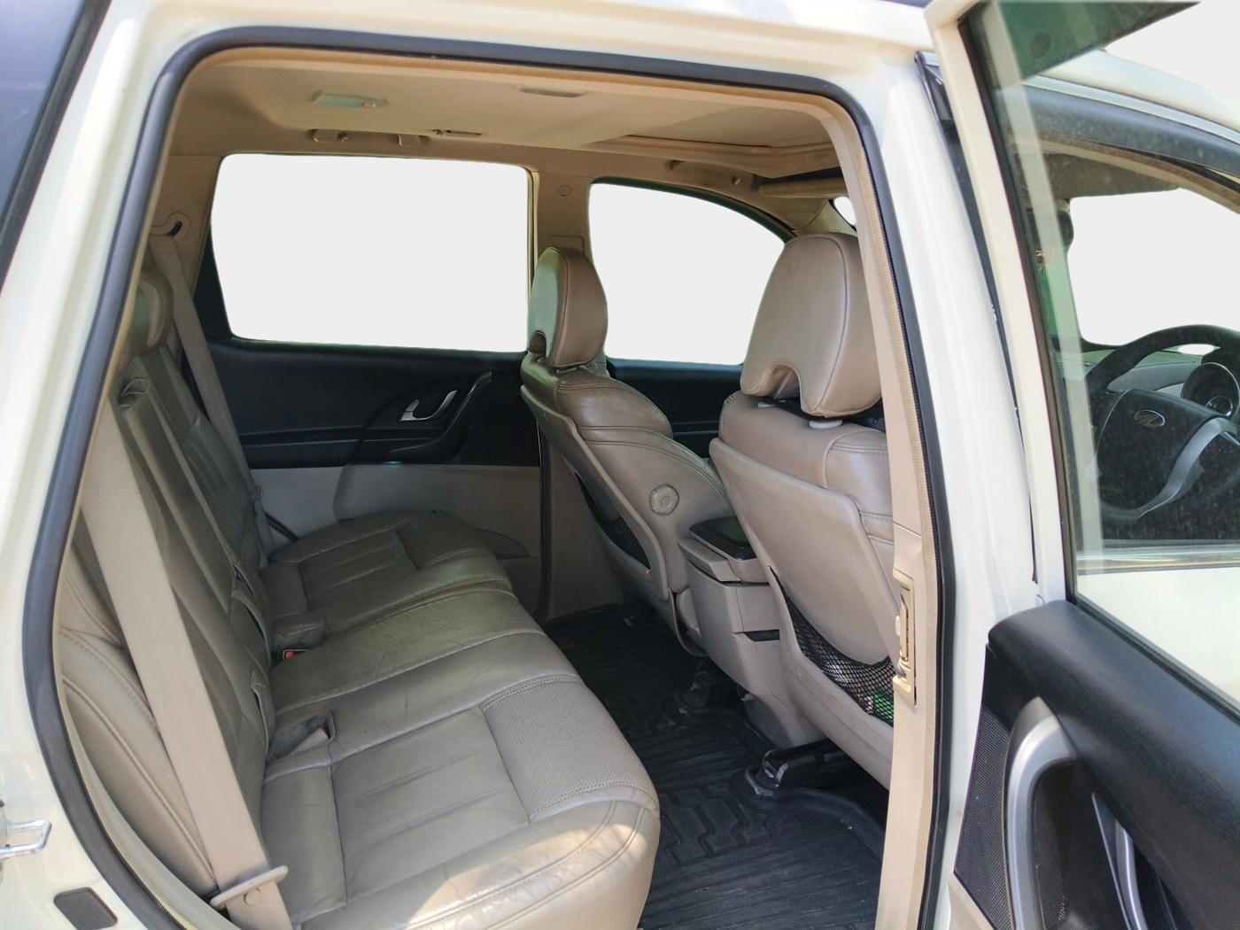 2015 Mahindra XUV500 W10, Diesel, Manual, 1,05,555 km, interior