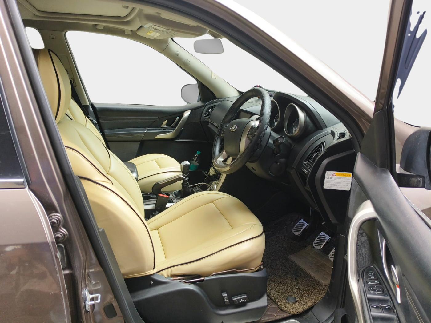 2018 Mahindra XUV500 W11, Diesel, Manual, 1,33,499 km, interior