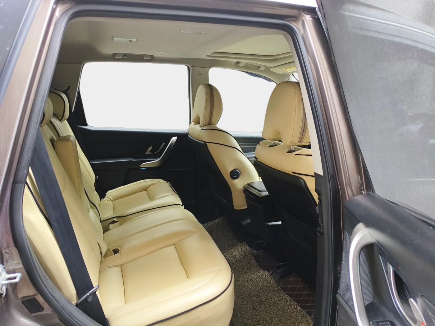 2018 Mahindra XUV500 W11, Diesel, Manual, 1,33,499 km, interior