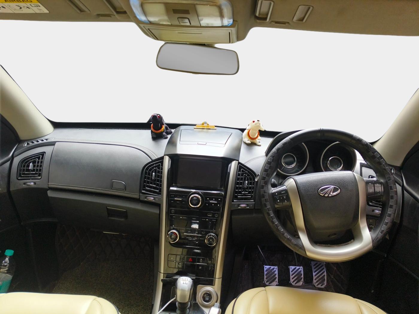 2018 Mahindra XUV500 W11, Diesel, Manual, 1,33,499 km, interior