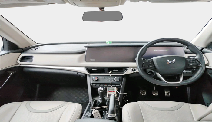 2024 Mahindra XUV700 AX 5 D MT 7 STR, Diesel, Manual, 14,632 km, interior