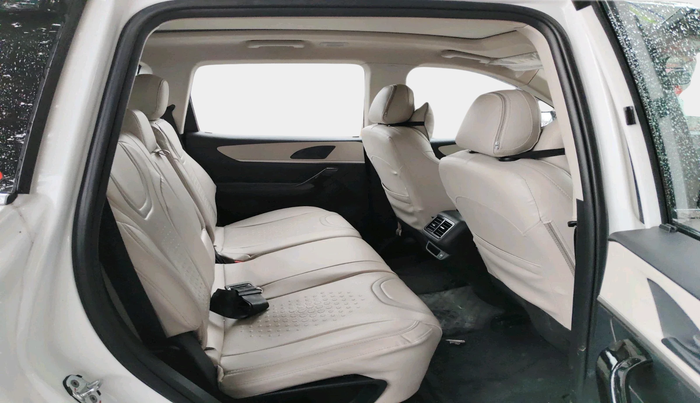 2024 Mahindra XUV700 AX 5 D MT 7 STR, Diesel, Manual, 14,632 km, interior