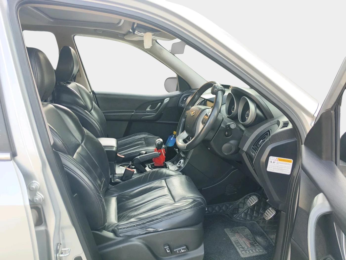 2017 Mahindra XUV500 W10, Diesel, Manual, 1,26,131 km, interior
