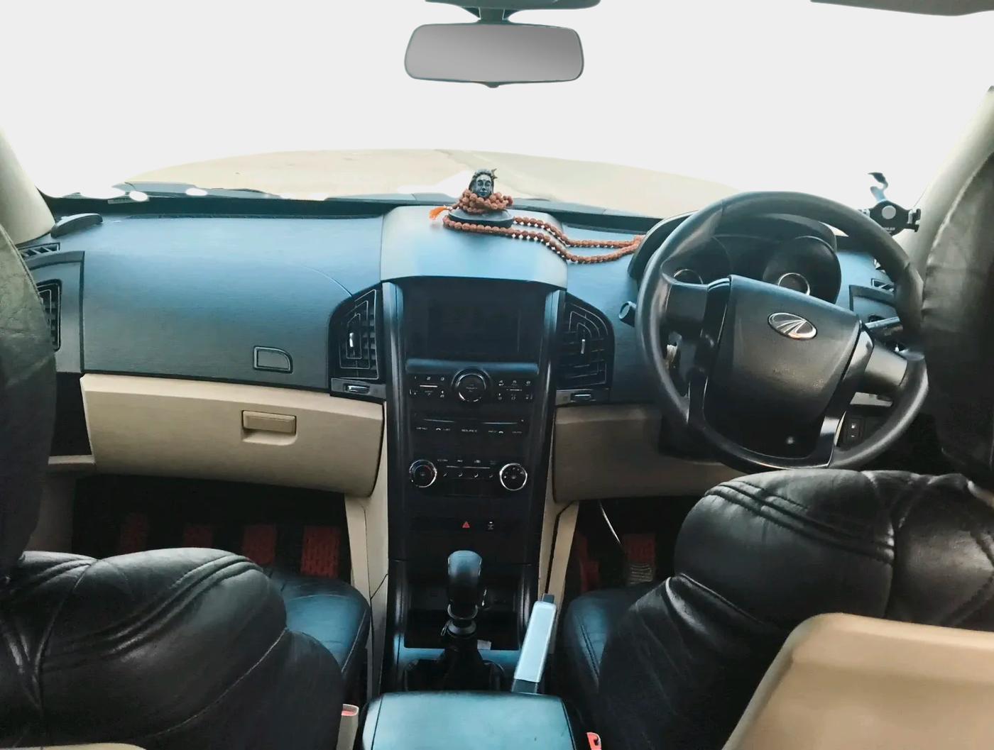 2016 Mahindra XUV500 W4, Diesel, Manual, 1,62,312 km, interior