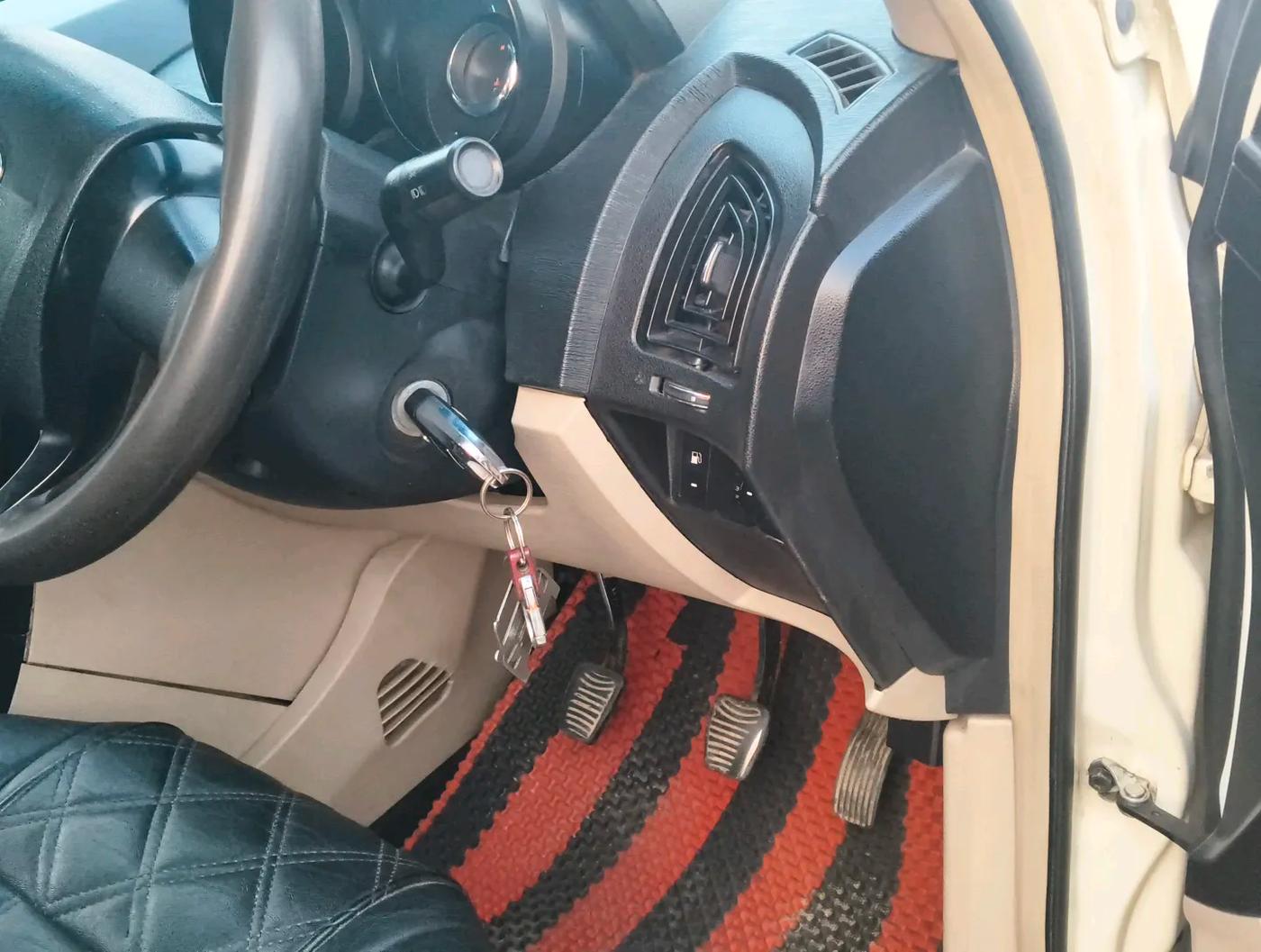 2016 Mahindra XUV500 W4, Diesel, Manual, 1,62,312 km, interior